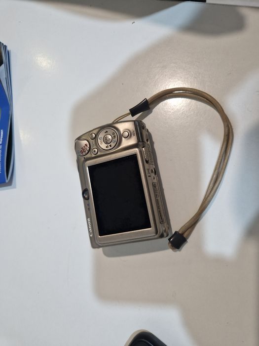 Camera foto digitala Canon cu dungi subțiri pe display