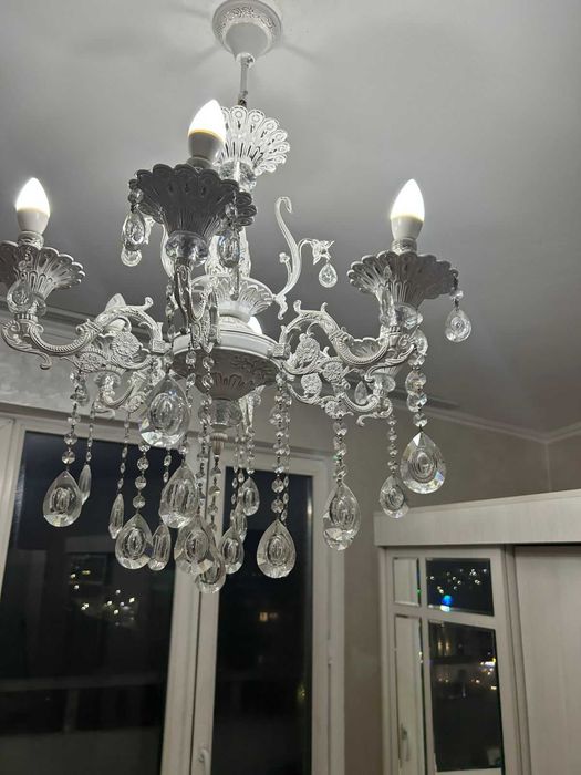 Люстра красивая белая