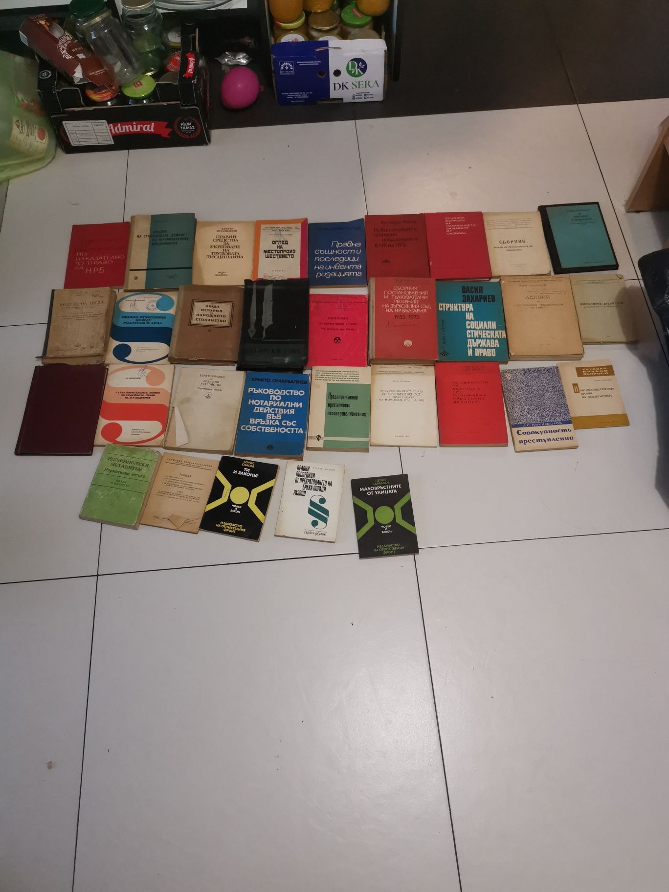 Продавам много стари книги.