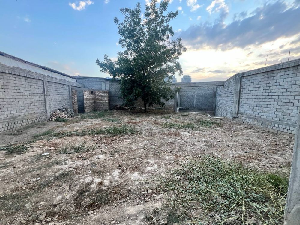 Продаётся трех уровневый участок 4 сотки,коробка, сзади Sayram Vilage
