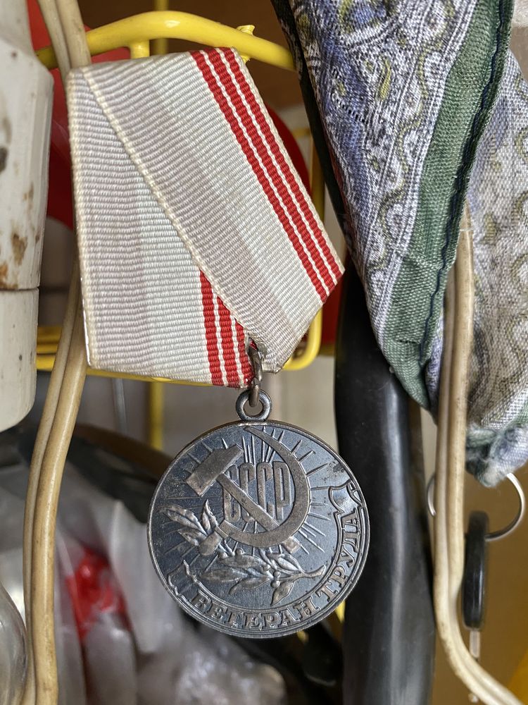 Продам медаль ветеран труда за долголетний труд