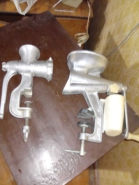 Продам соковыжималку ручную в хорошем состоянии и мясорубку