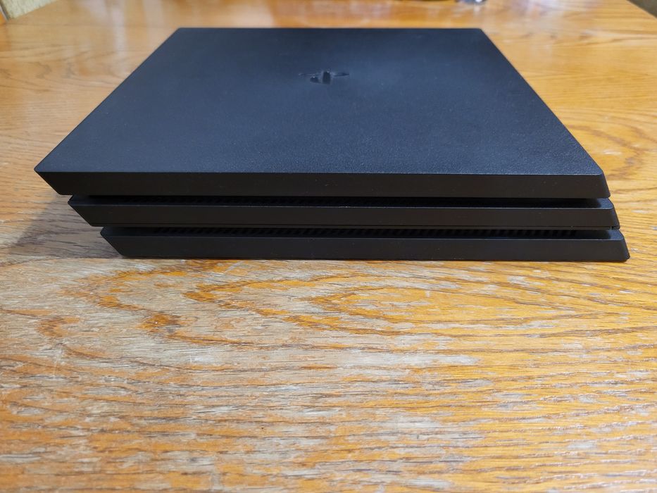 PLAYSTATION 4 PRO 1 TB SSD + 1 controler + 4 jocuri
