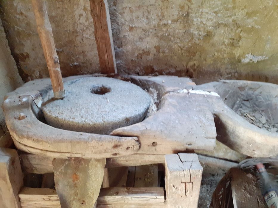 Râșniță veche, toate piesele originale.