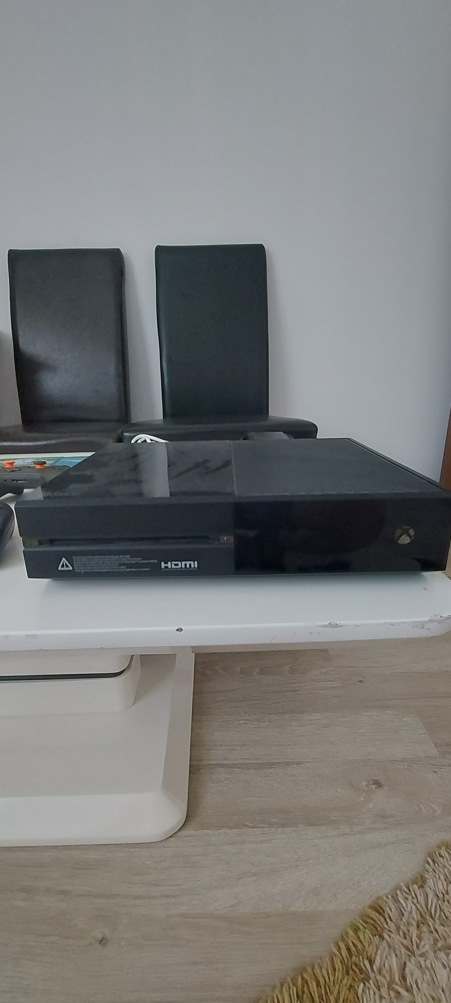 Vând xbox one cu 2 manete