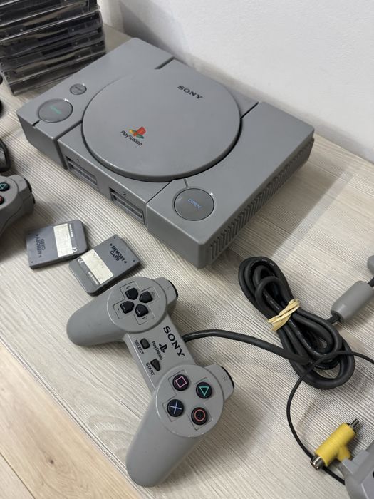 Sony PlayStation 1 SCPH-1002 complet + 7 jocuri + pistol Sony Namco