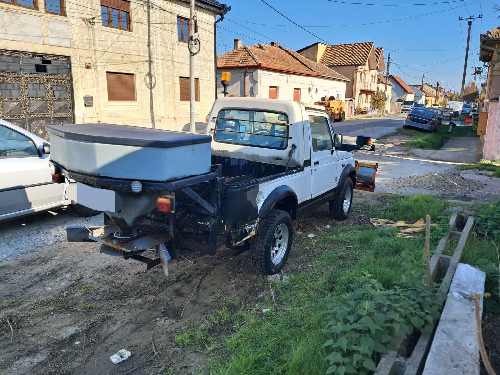 Suzuki Samurai cu Lama de Zapada Si Sararita