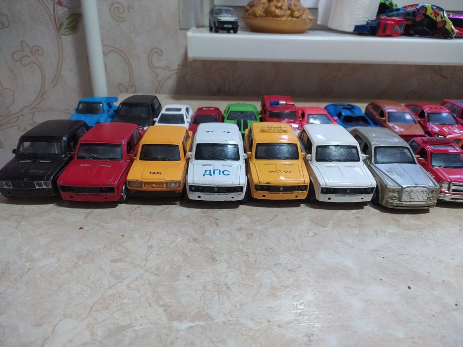 Продам железные машинки разных размеров 
Состояние хорошее , все езди