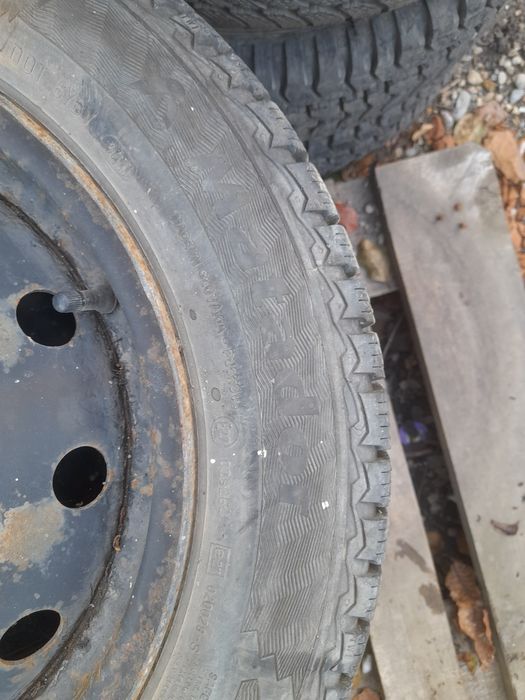 Vand roata dacia logan cu anvelopa 185 65 15 matador iarna ca nou
