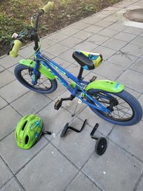 Продавам детско колело с помощни колела и каска за възраст 3-7 години.