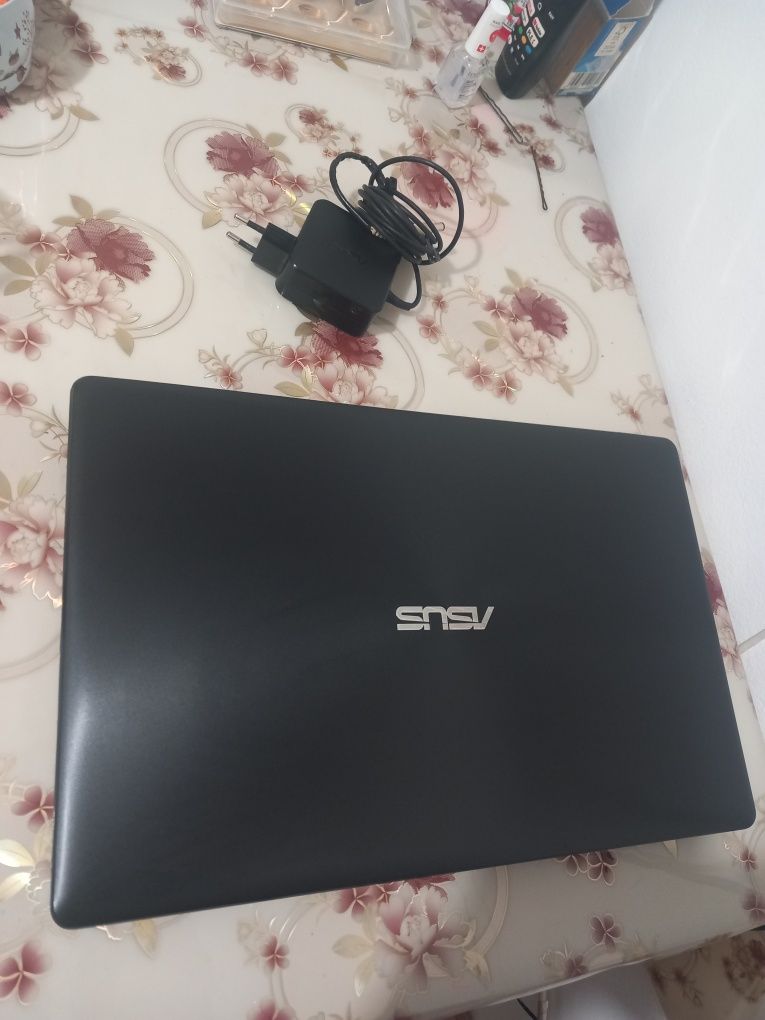 Vând Leptop Asus