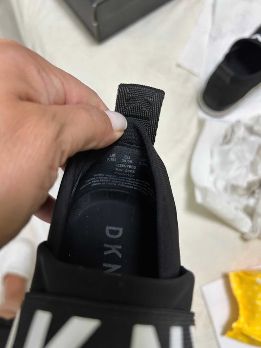 Сникърси DKNY в черно