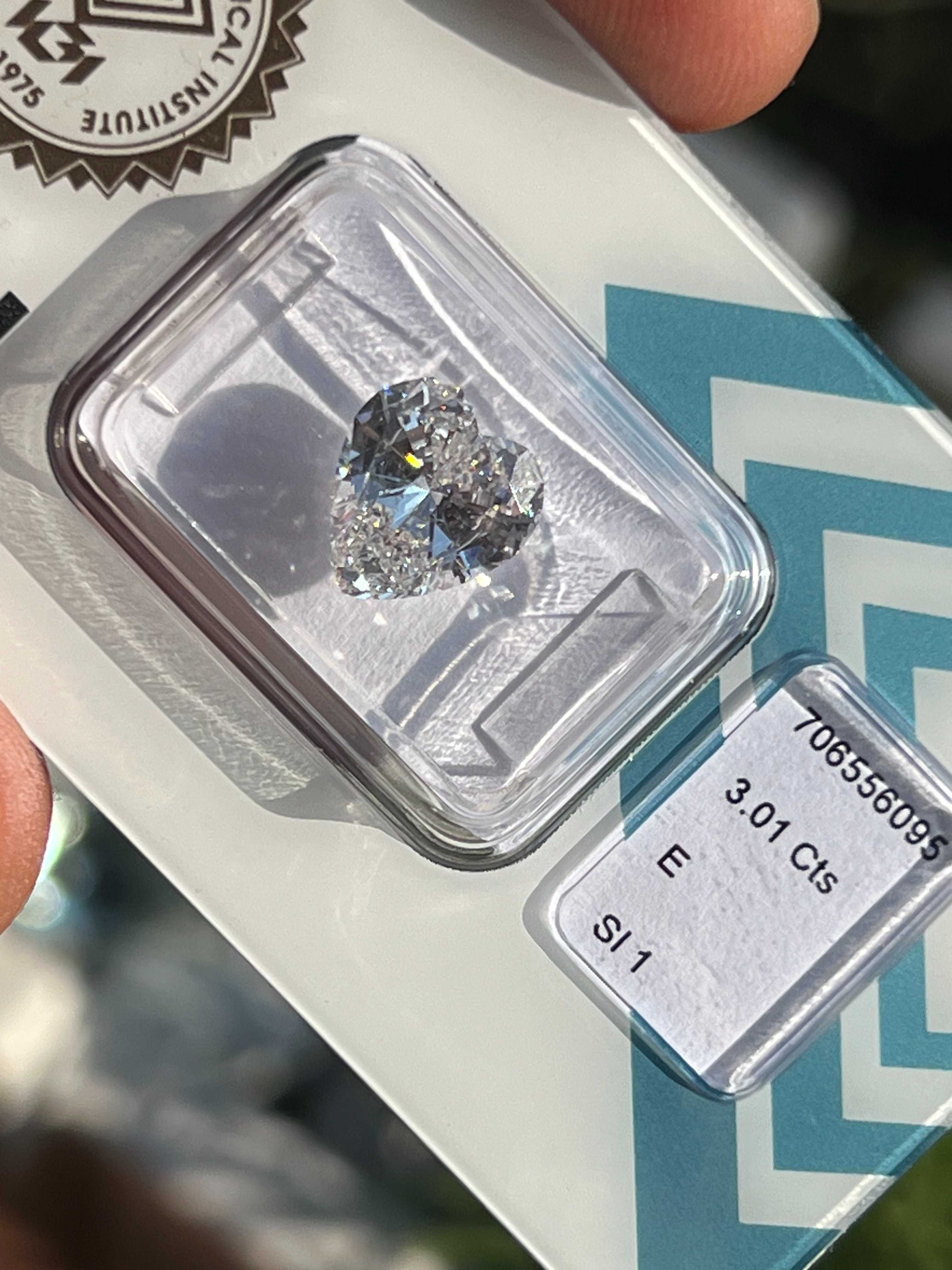 Диамант с форма Сърце 3 Ct E SI1 със Сертификат