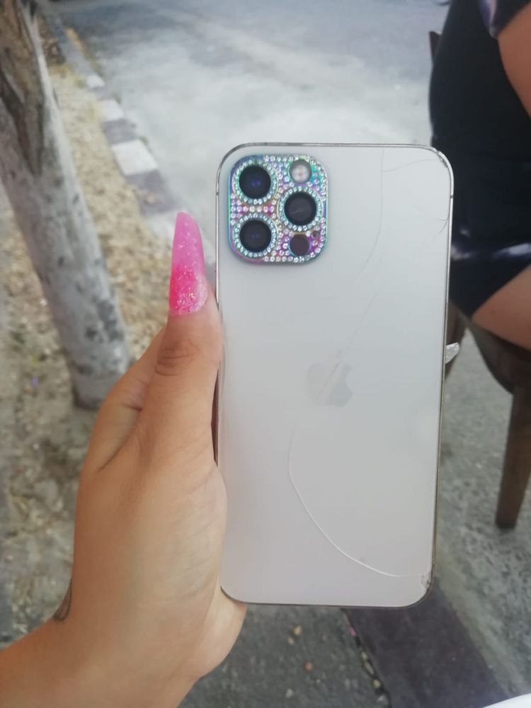 Iphone 12 pro spart pe spate