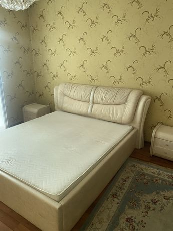 Двухспальная кровать с матрасом и тумбочками