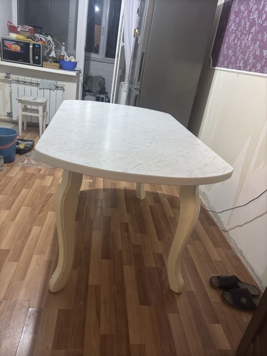 Кухонный стол.