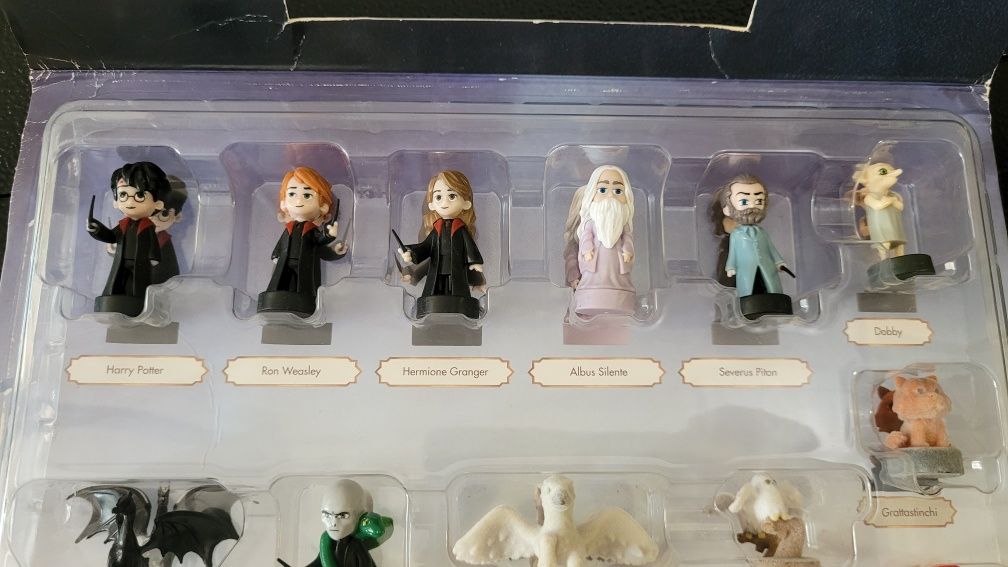 Figurine Harry Potter cu bagheta magical cu lumini