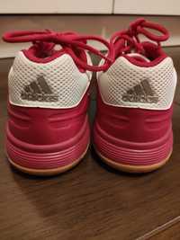 Adidas маратонки за бадминтон