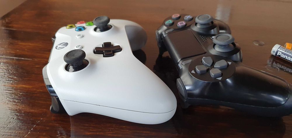 2 controllere 1 de Ps4 și 1 Xbox one de vânzare!