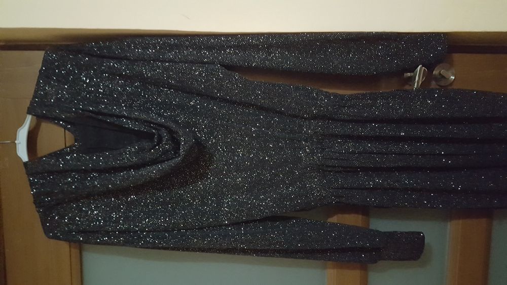 Salopeta neagra paiete purtata o singura data