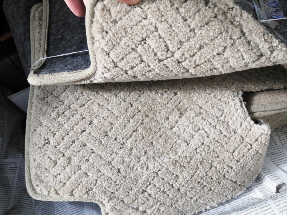 Продам полики на машину Toyota Alfard