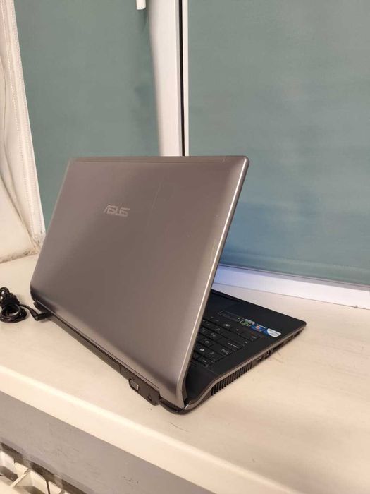 Ноутбук Asus в хорошем состояние