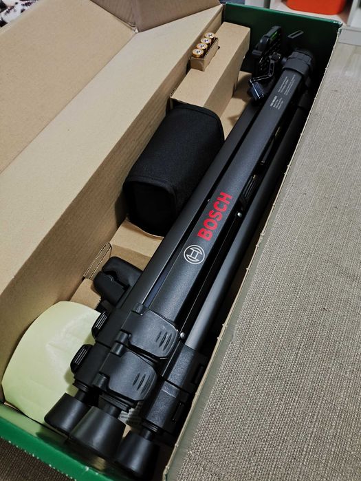 Bosch UniversalLevel 360 cu trepied si geanta, produs nou