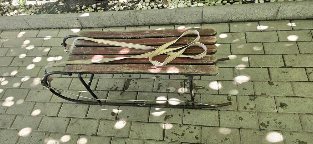 Sanie cu cadru de fier