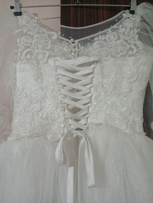 Продается белое платье.