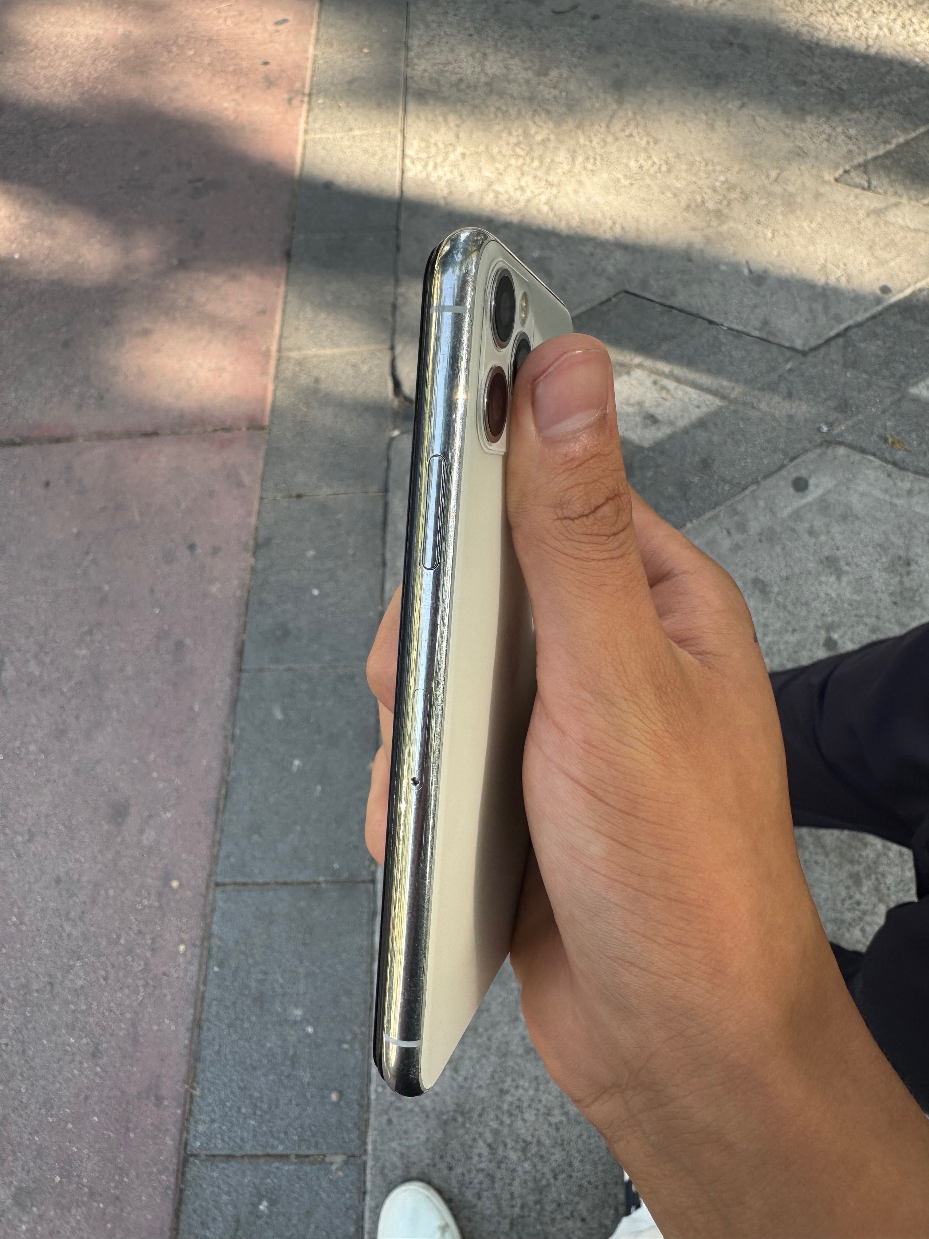Iphone 11 pro яхш холатда 100 емкост