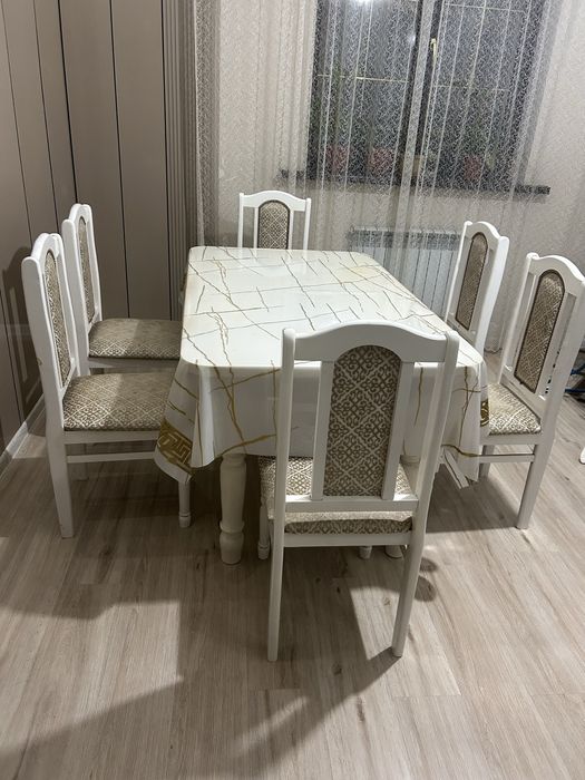 Кухонный стол со стульями в комплекте