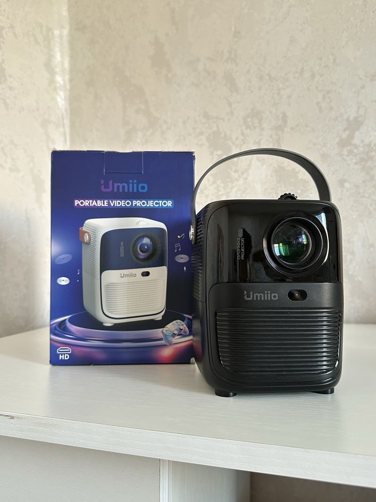 Проектор Umiio Q2 в комплекте со штативом