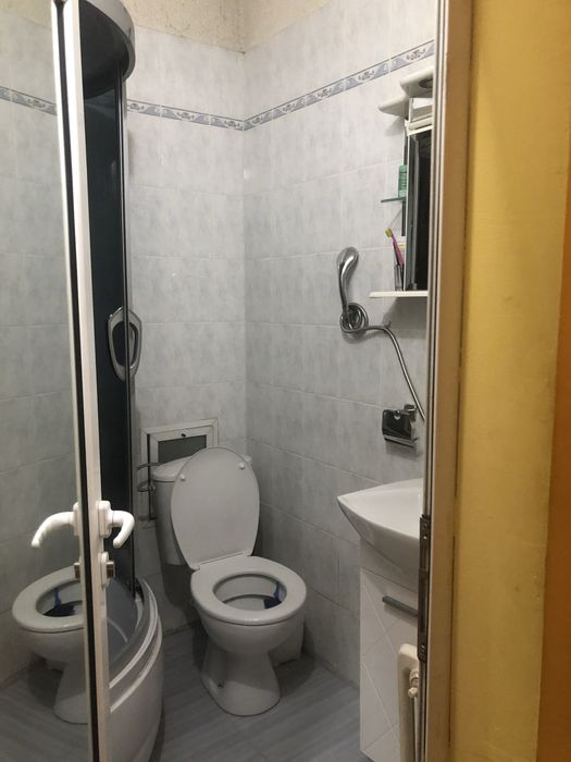 обзавеждане за баня: душ и смесител- нови, тоалетна чиния - използвани