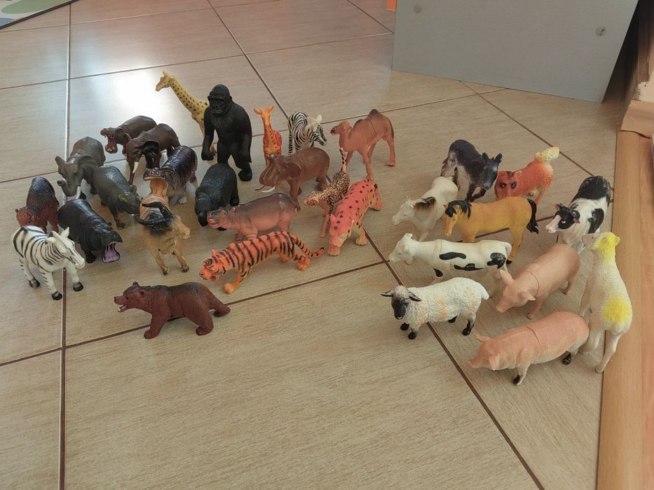 Различни видове животни детски играчки - домашни, диви, динозаври, нас