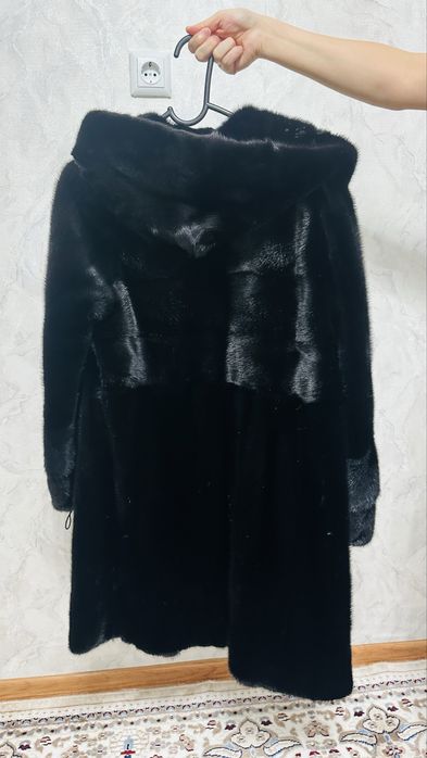 Шуба до колен в хорошом состоянии