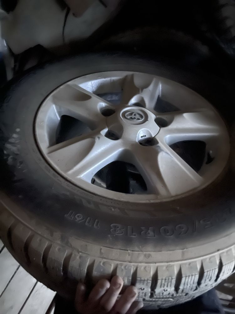 Джиптын аягы сатылады 285/60/r18  тек 3 аяк