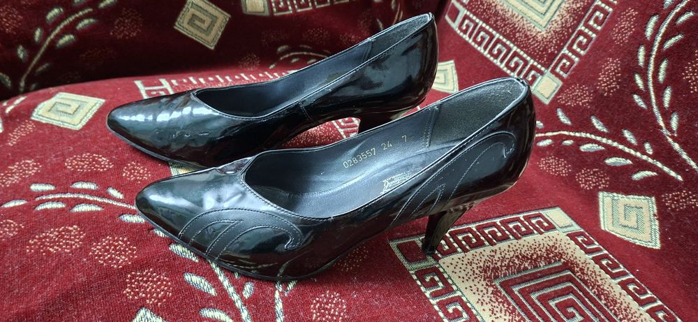 Женские туфли ношенные. В отличном состоянии. Произведено зарубежом.