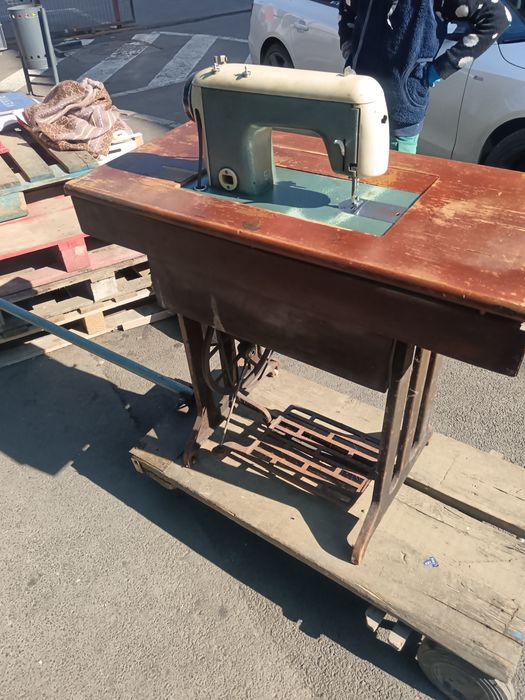 Vând mașină de cusut  Ileana G7 foarte veche