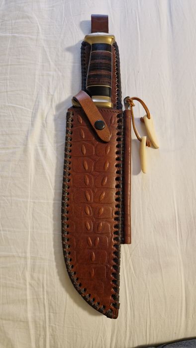 Cuțit cu teacă și pilă