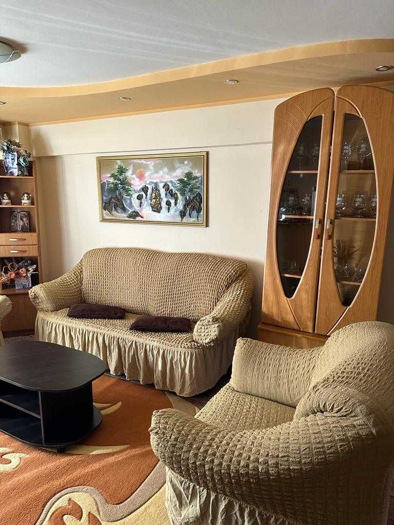 Vand apartament cu 4 camere in zona autogarii Apetrans