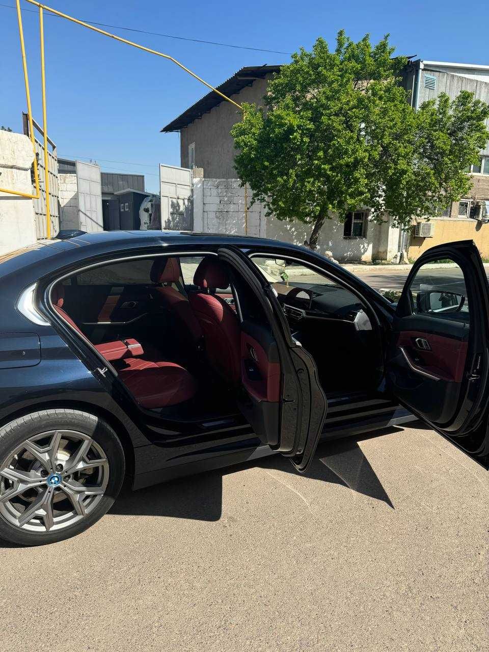 продам свой авто BMW i3 электромобиль