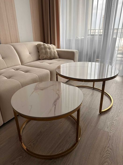 Set măsuțe de cafea aurii cu blat tip marmură – design elegant, ca noi