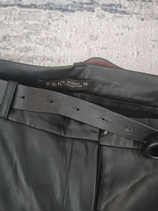 нов официален пантолон кожа и плат размер 42