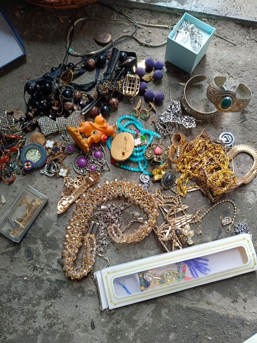 Продам брошки разное