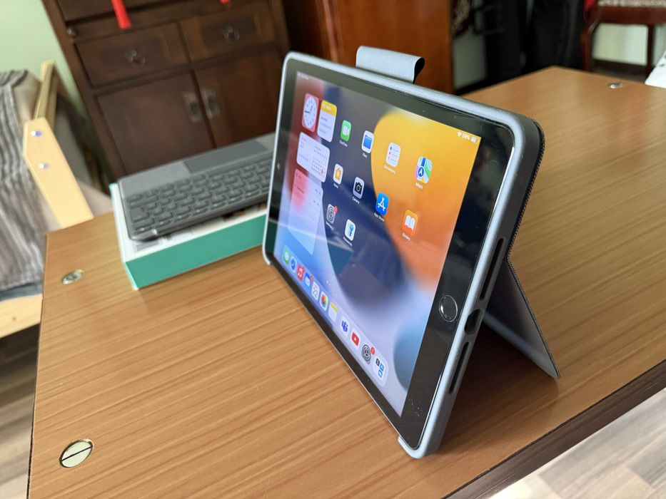 iPad 9th Gen 64GB + tastatură Logitech Combo Touch + accesorii