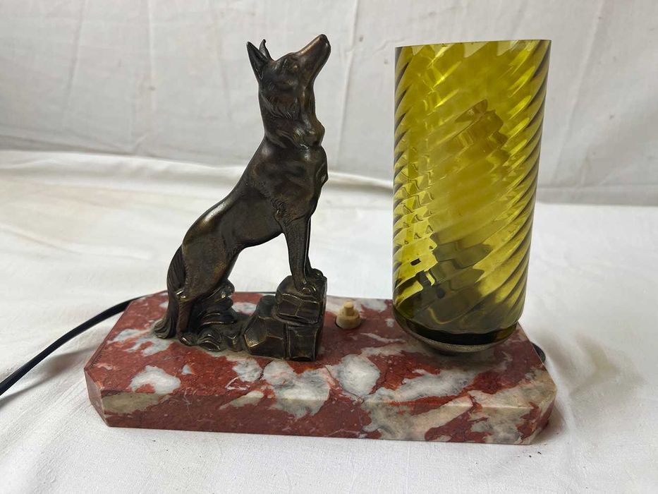 Lampa Art Deco cu caine pe placa de marmura