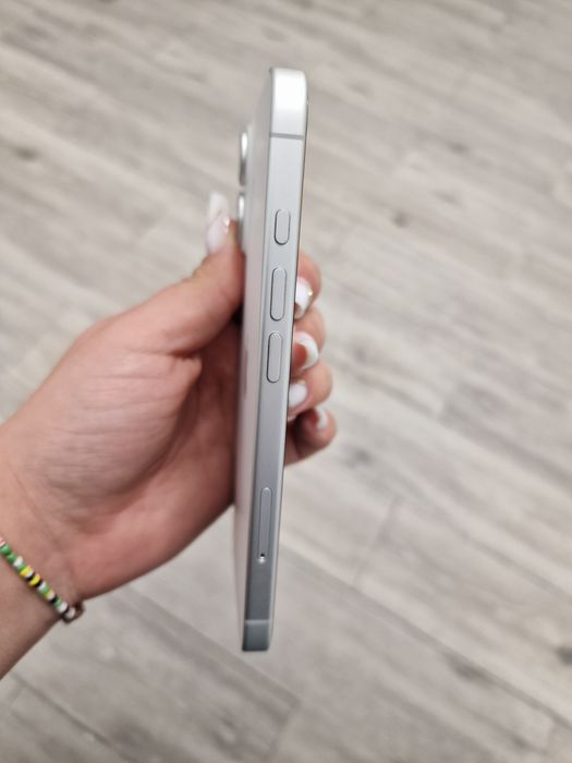 Vând iphone 16 simplu