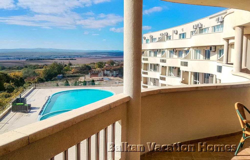 Двустаен апартамент с голяма тераса и гледка към морето в Бяла.