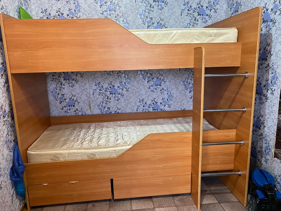 Продам двух ярусную кровать.