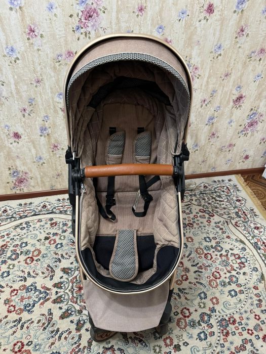 Продам коляску  состояние норм только не большой нюанс видно на фото.